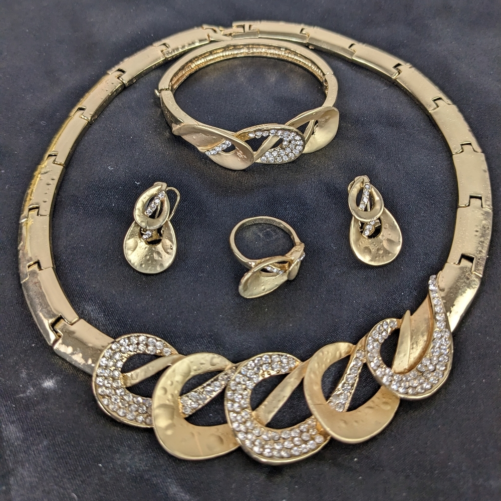 NWOT, BEAUTIFUL AFRICAN PARTY JEWELRY SET. - Picture 2 of 4